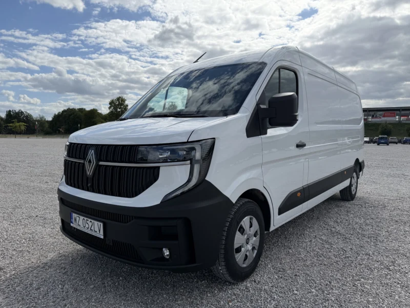 Renault Master L3H2 w białym lakierze, widok z przodu i boku