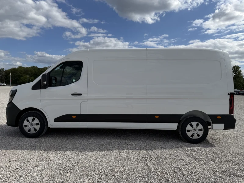 Renault Master L3H2 zaparkowany bokiem