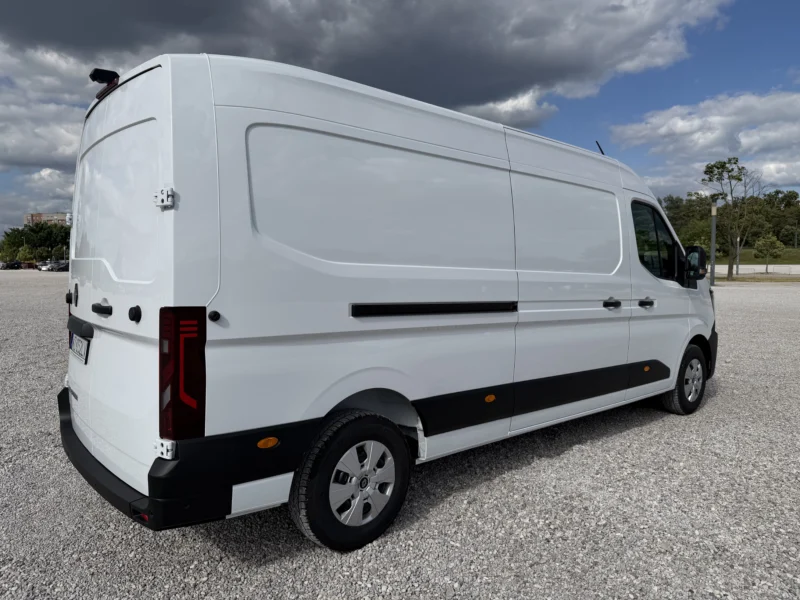 Renault Master L3H2 widziany z tyłu i boku