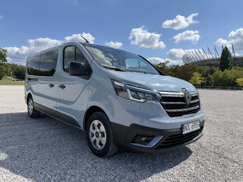 Renault Trafic w wersji 9-osobowej, widok z boku