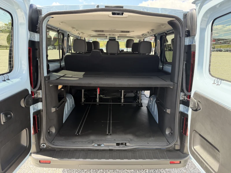 Wnętrze Renault Trafic z rzędami foteli dla pasażerów